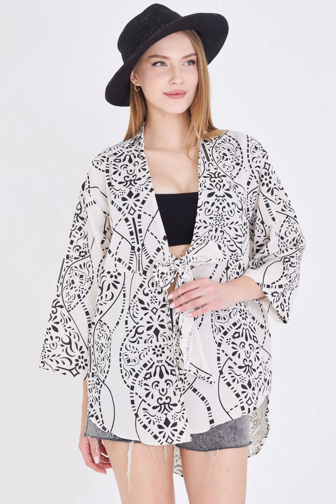 ARM-24Y001079 Siyah-Beyaz Desenli Keten Görünümlü Önden Bağlamalı Kimono Gömlek