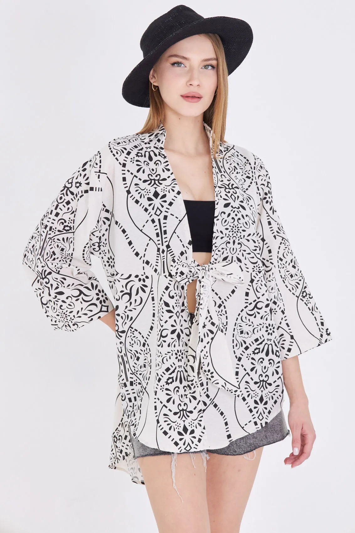 ARM-24Y001079 Siyah-Beyaz Desenli Keten Görünümlü Önden Bağlamalı Kimono Gömlek
