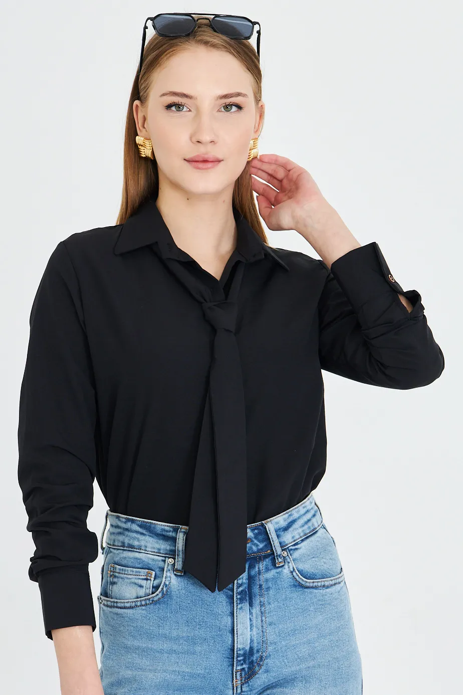 ARM-25Y001030 Siyah Kravat Detaylı Gömlek