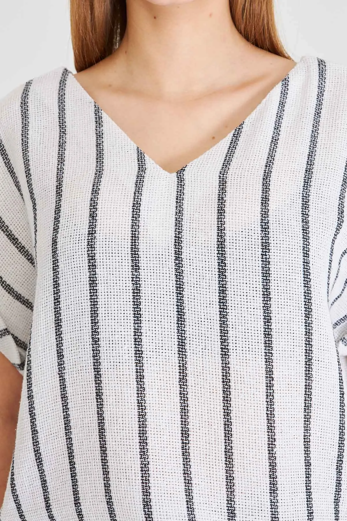ARM-25Y001056 Siyah V Yaka Yanları Yırtmaçlı Arkası Uzun Duble Kol Detaylı Oversize Bluz