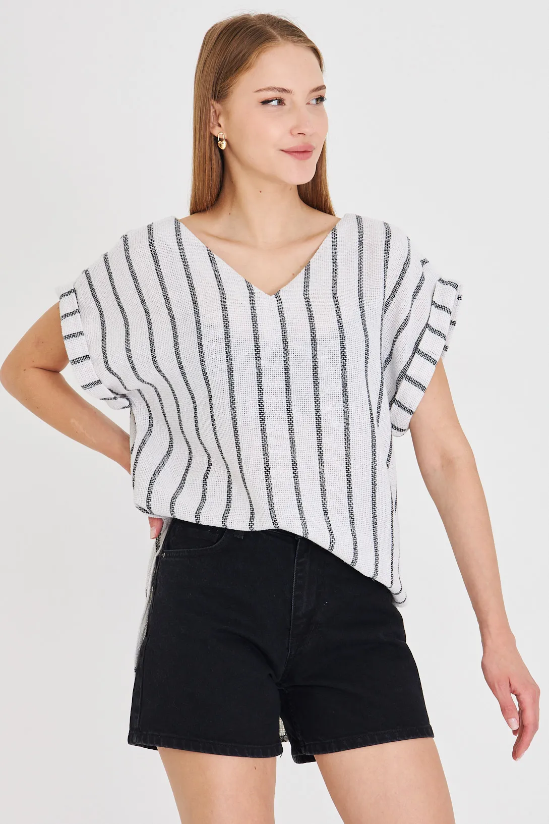ARM-25Y001056 Siyah V Yaka Yanları Yırtmaçlı Arkası Uzun Duble Kol Detaylı Oversize Bluz