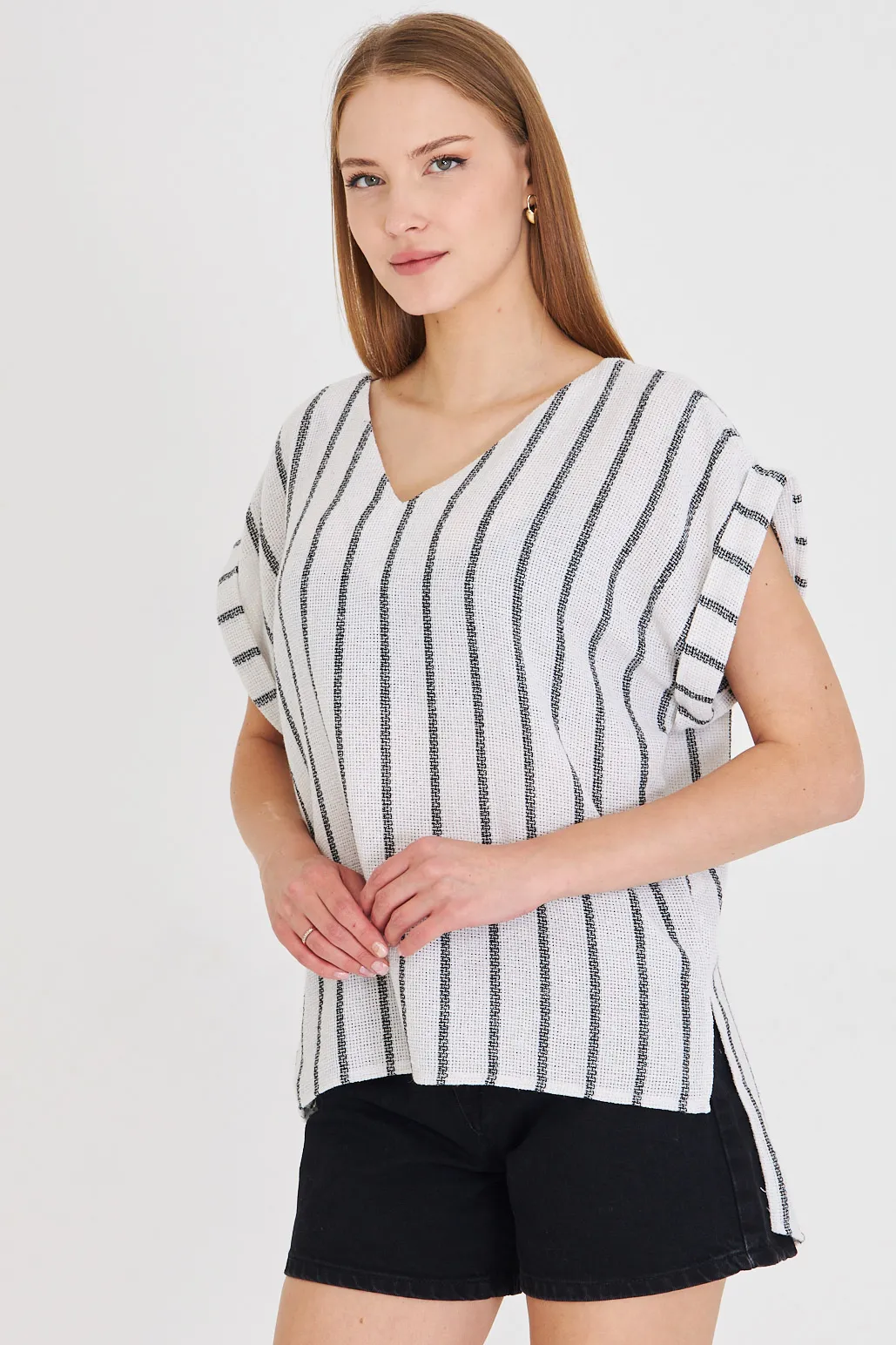 ARM-25Y001056 Siyah V Yaka Yanları Yırtmaçlı Arkası Uzun Duble Kol Detaylı Oversize Bluz